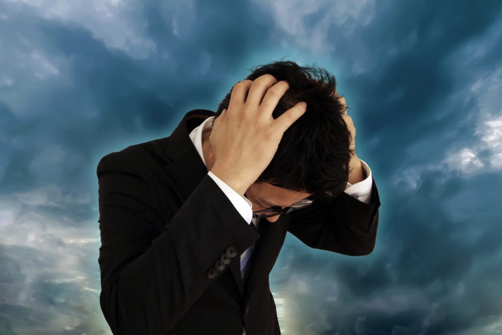 頭を抱える男性